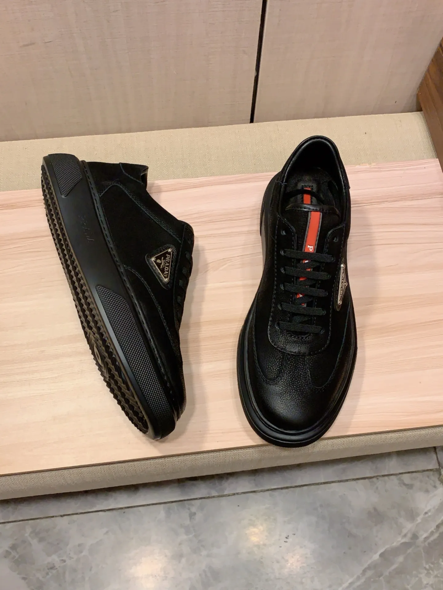 New model: Factory price: 460💰💰🎩🎩[Lightning][Lightning] "Prada Men's Shoes 💰pRADA*" The latest and most popular casual shoes, top brands [seduce] luxury~purchase, top~quality. [Strong] The upper is made of imported breathable and polished cowhide material ➕ Breathable sheepskin feet (•) with fine workmanship. The original stylish and stylish soft rubber wear-resistant and non-slip outsole is light and comfortable on the feet. The real thing looks better when photographed in person. 0186: code: 38-44, 4️⃣ colors selected